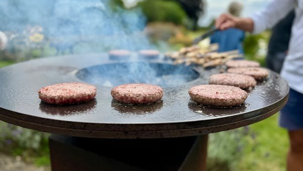 Tout savoir sur le brasero plancha pour des repas conviviaux